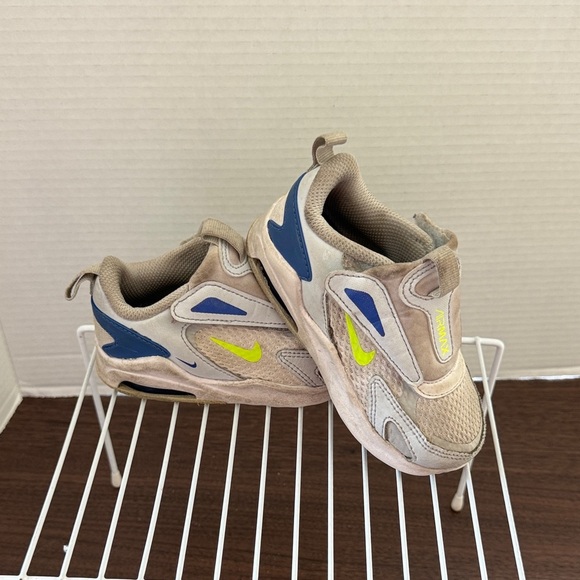 Nike Kids Sneakers in Beige and Blue with Neon Accents Size 7 Children's Shoes - Picture 2 of 7